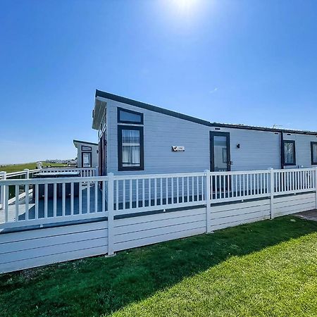 Beautiful Lodge With Full Sea Views At Broadland Sands In Suffolk Ref 20235Bs Hopton on Sea Exterior foto