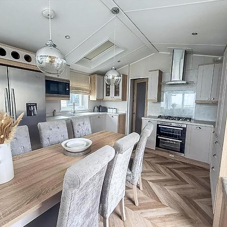 Beautiful Lodge With Full Sea Views At Broadland Sands In Suffolk Ref 20235Bs Hopton on Sea Exterior foto