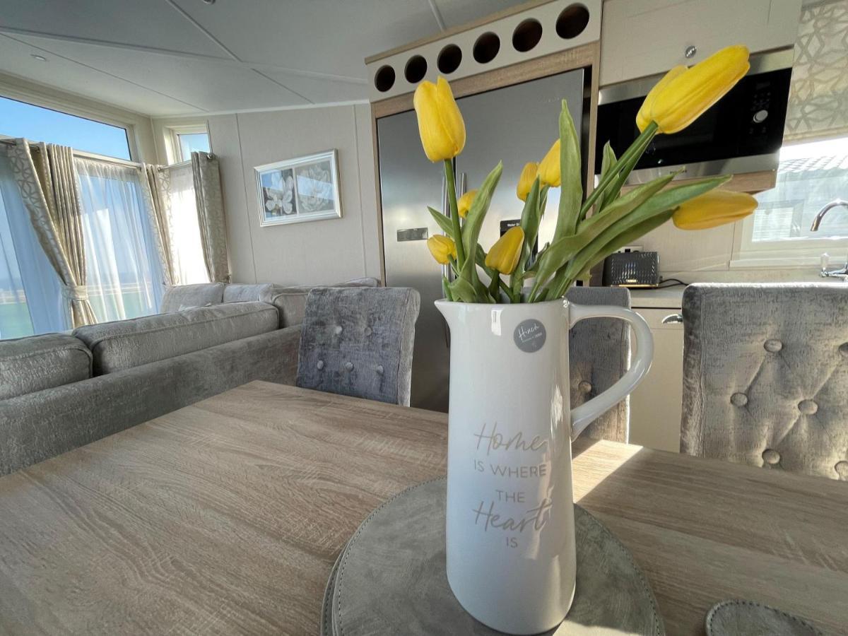Beautiful Lodge With Full Sea Views At Broadland Sands In Suffolk Ref 20235Bs Hopton on Sea Exterior foto