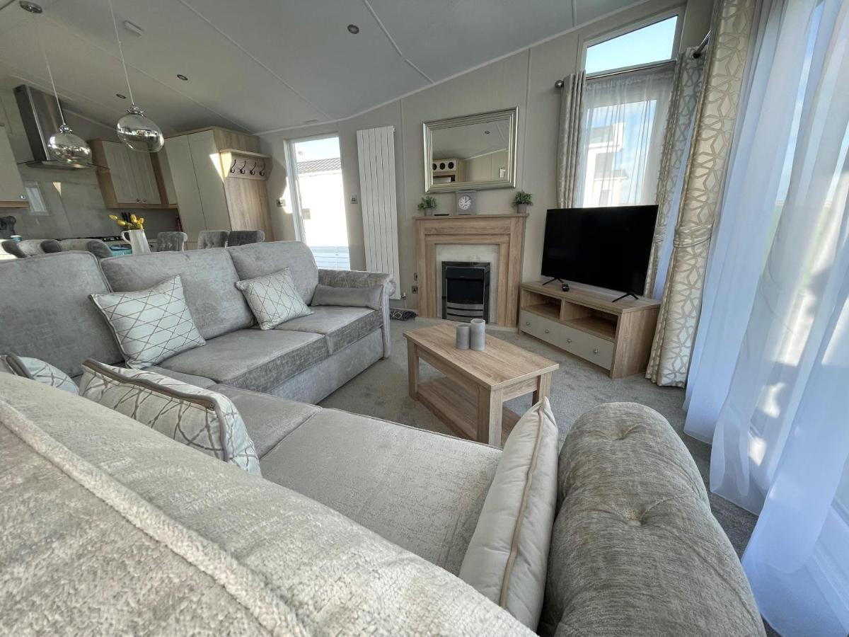 Beautiful Lodge With Full Sea Views At Broadland Sands In Suffolk Ref 20235Bs Hopton on Sea Exterior foto