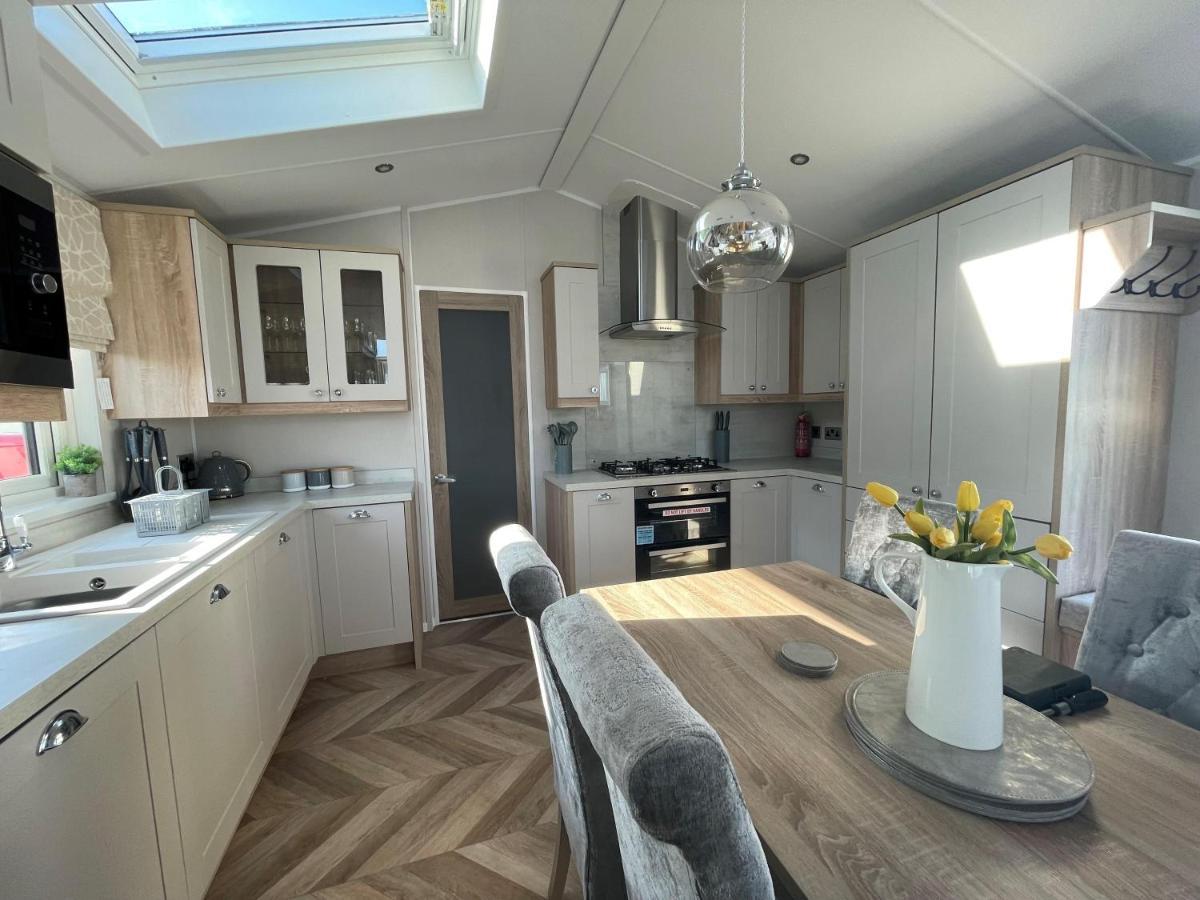 Beautiful Lodge With Full Sea Views At Broadland Sands In Suffolk Ref 20235Bs Hopton on Sea Exterior foto