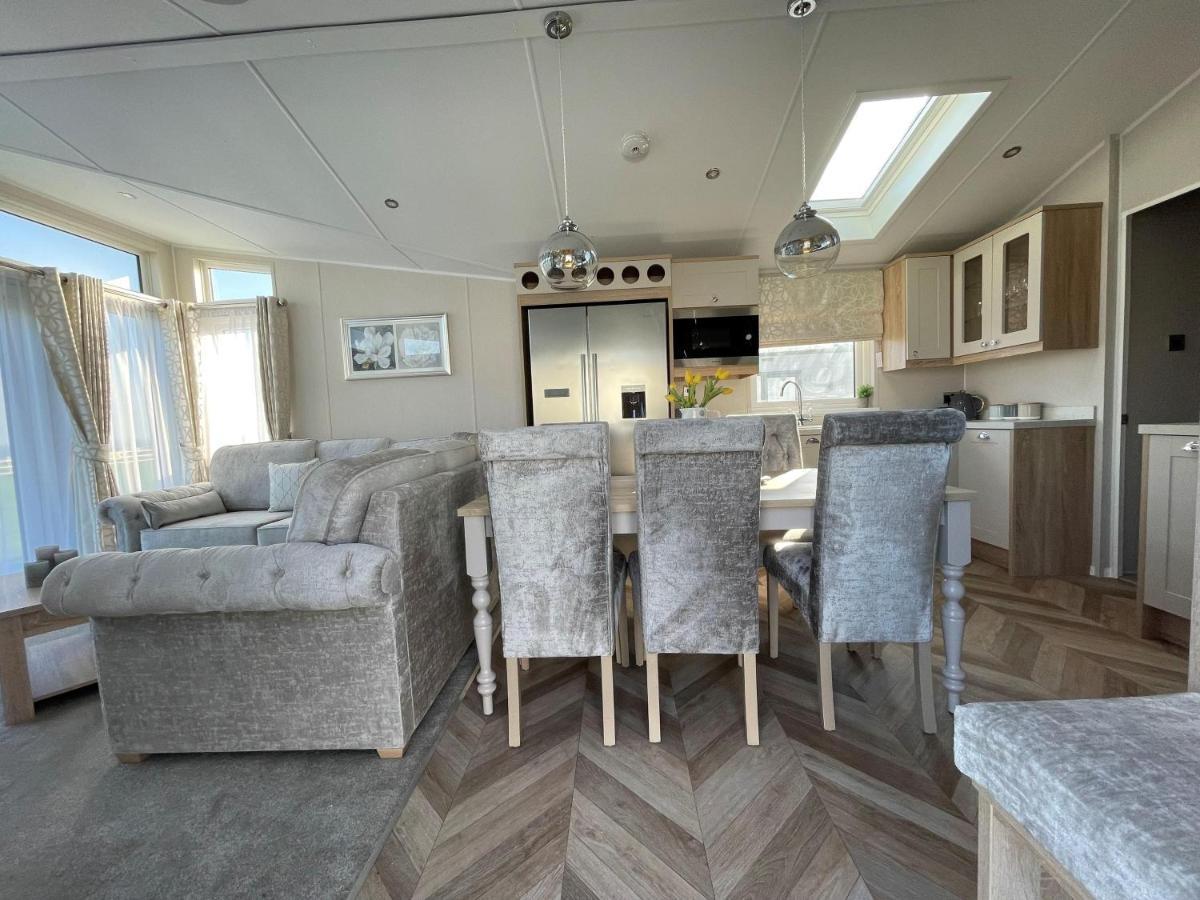 Beautiful Lodge With Full Sea Views At Broadland Sands In Suffolk Ref 20235Bs Hopton on Sea Exterior foto