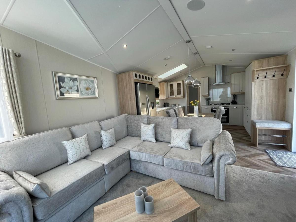 Beautiful Lodge With Full Sea Views At Broadland Sands In Suffolk Ref 20235Bs Hopton on Sea Exterior foto