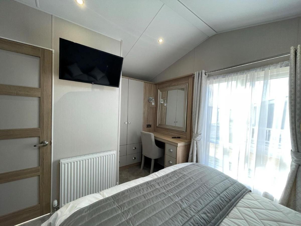 Beautiful Lodge With Full Sea Views At Broadland Sands In Suffolk Ref 20235Bs Hopton on Sea Exterior foto