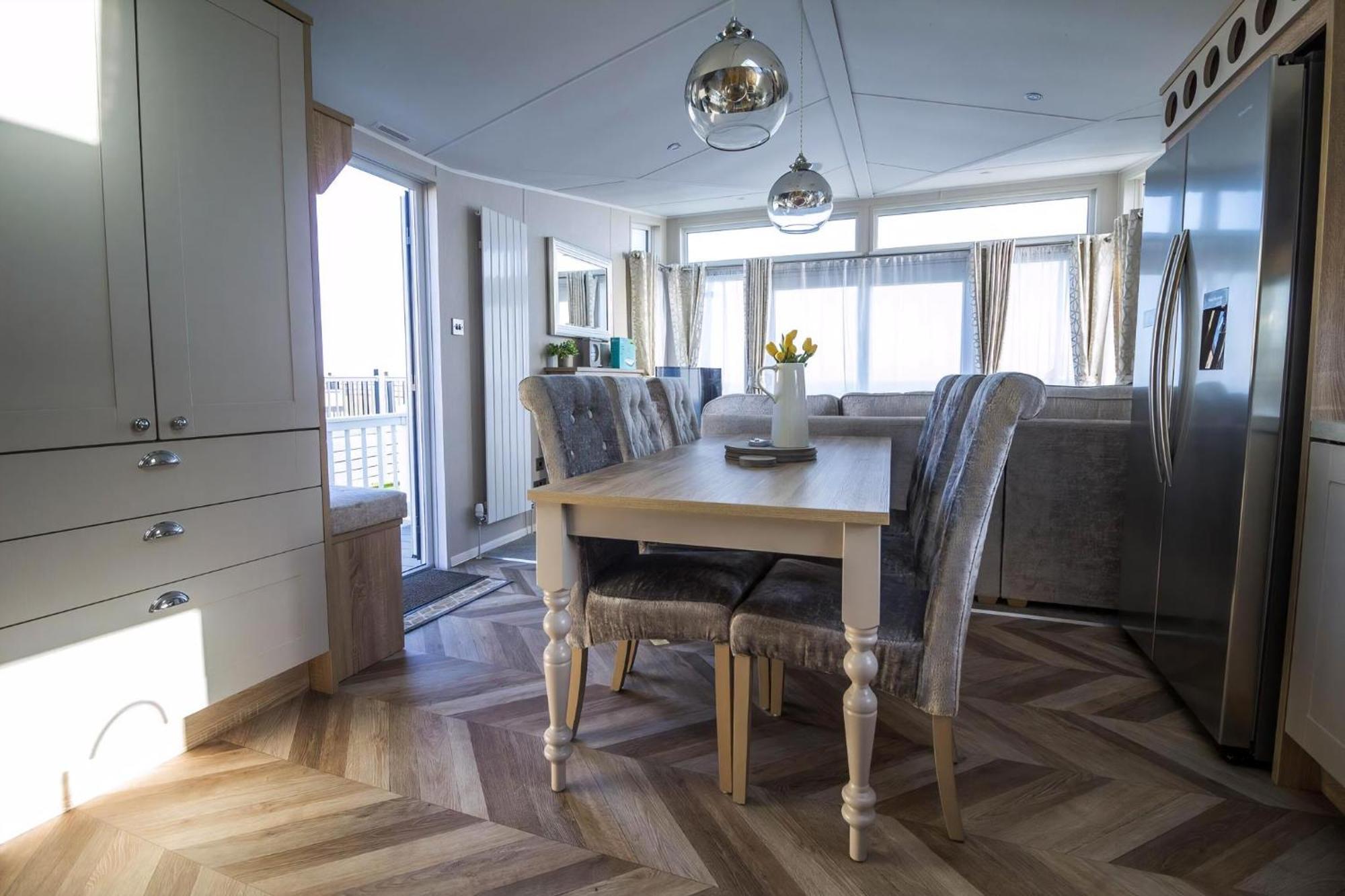 Beautiful Lodge With Full Sea Views At Broadland Sands In Suffolk Ref 20235Bs Hopton on Sea Exterior foto