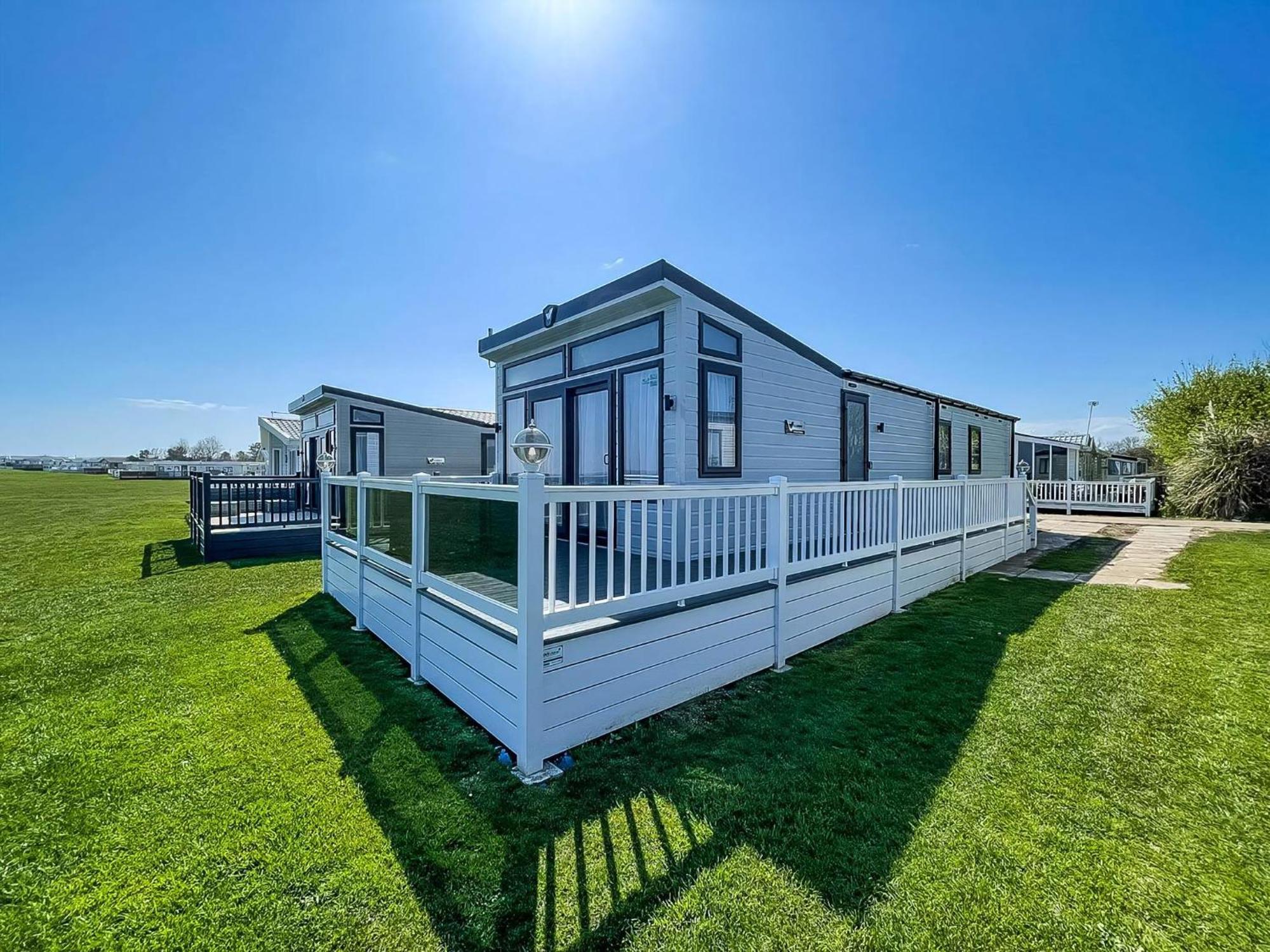 Beautiful Lodge With Full Sea Views At Broadland Sands In Suffolk Ref 20235Bs Hopton on Sea Exterior foto