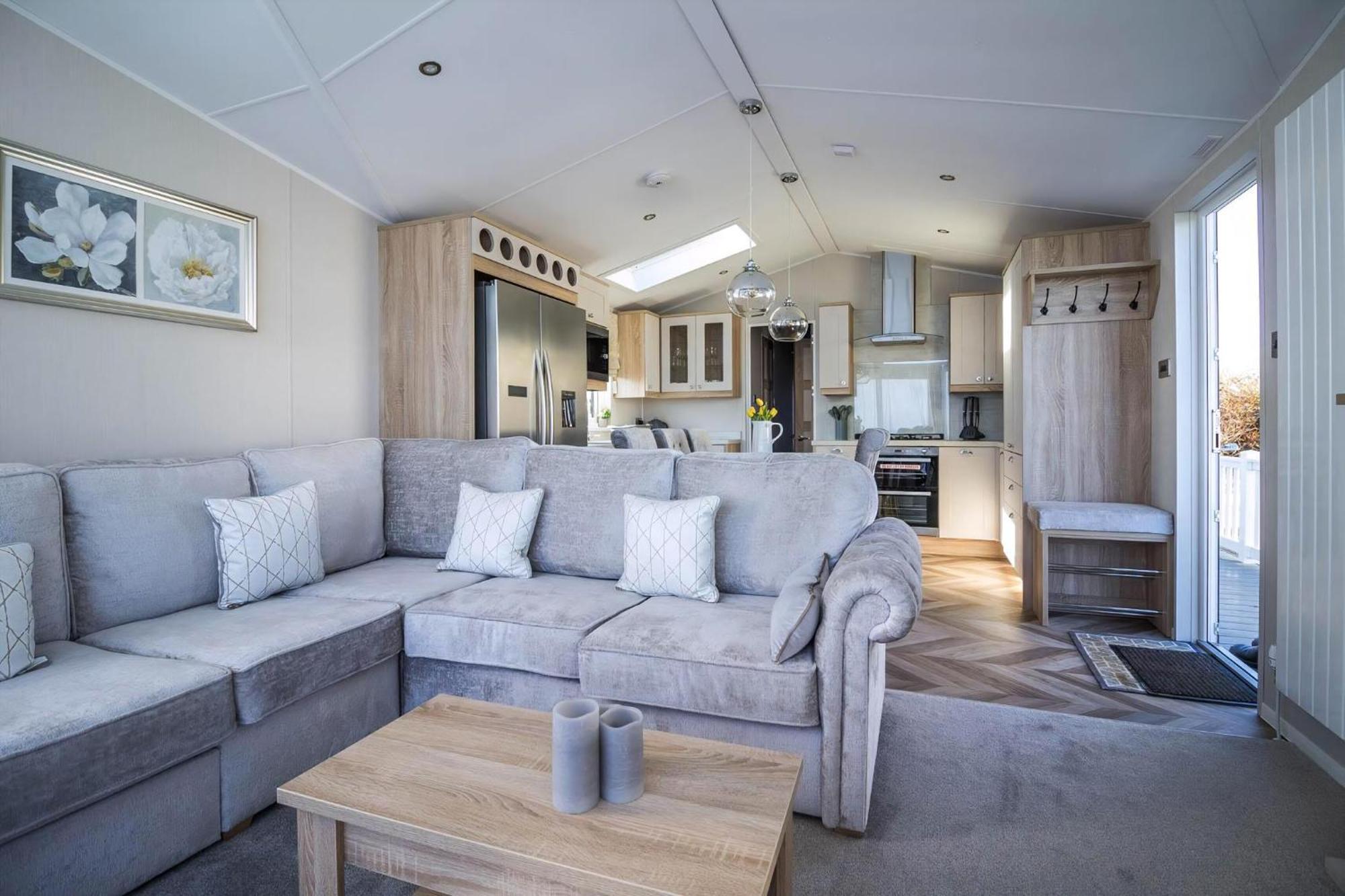 Beautiful Lodge With Full Sea Views At Broadland Sands In Suffolk Ref 20235Bs Hopton on Sea Exterior foto