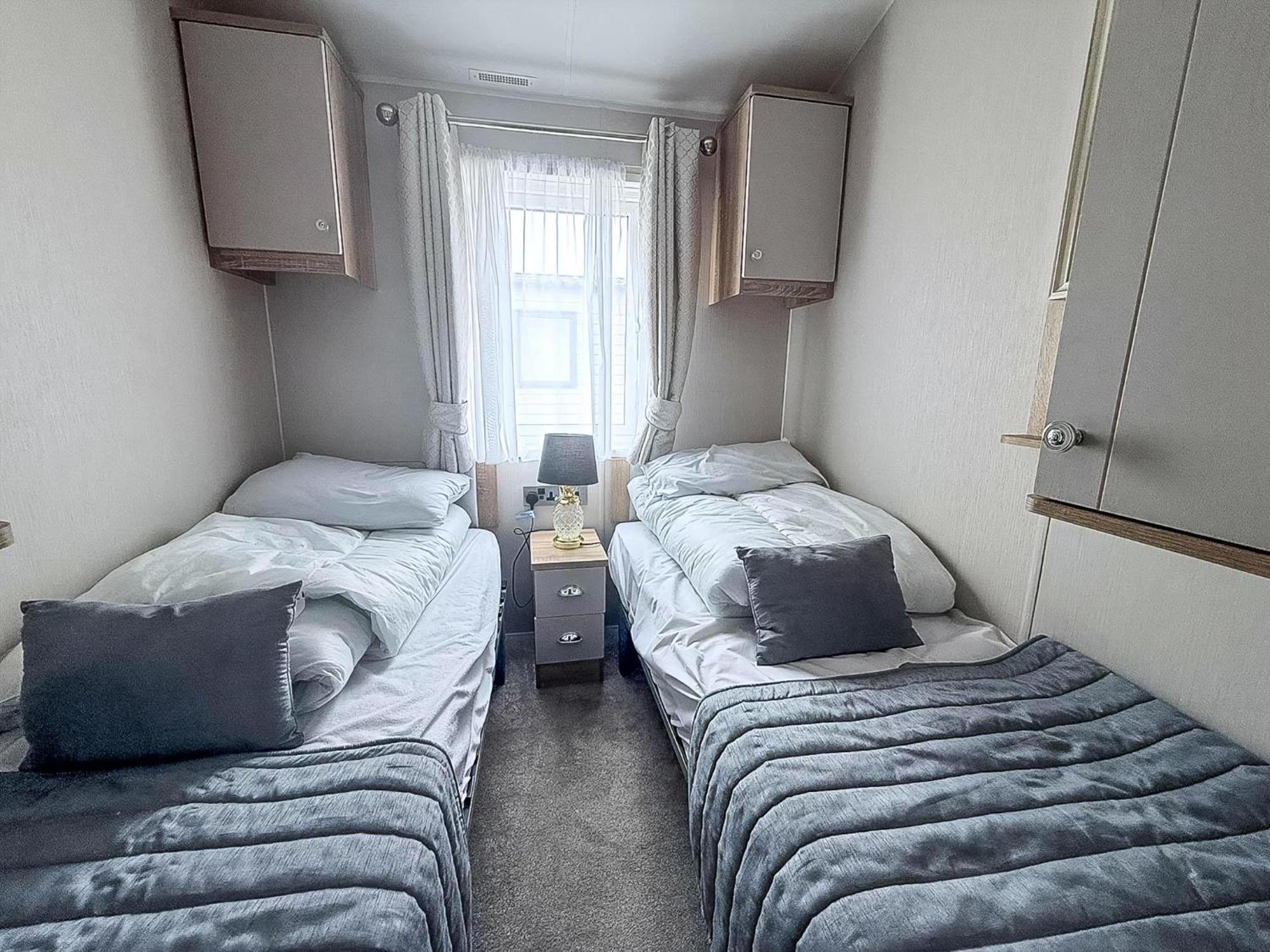 Beautiful Lodge With Full Sea Views At Broadland Sands In Suffolk Ref 20235Bs Hopton on Sea Exterior foto