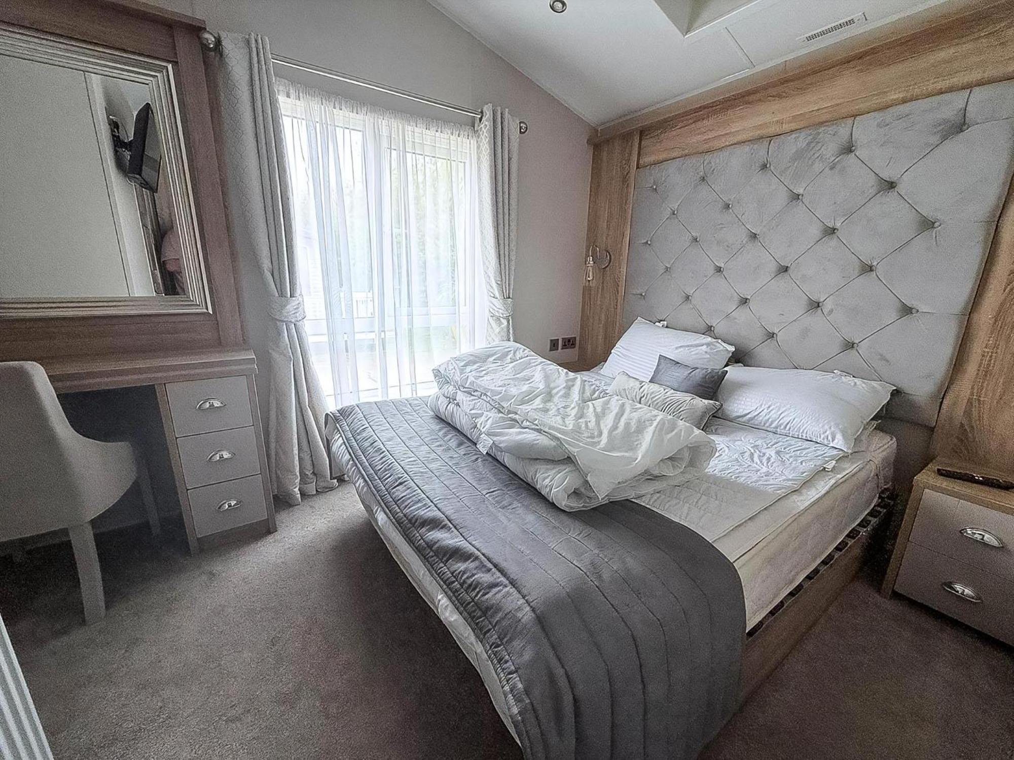 Beautiful Lodge With Full Sea Views At Broadland Sands In Suffolk Ref 20235Bs Hopton on Sea Exterior foto