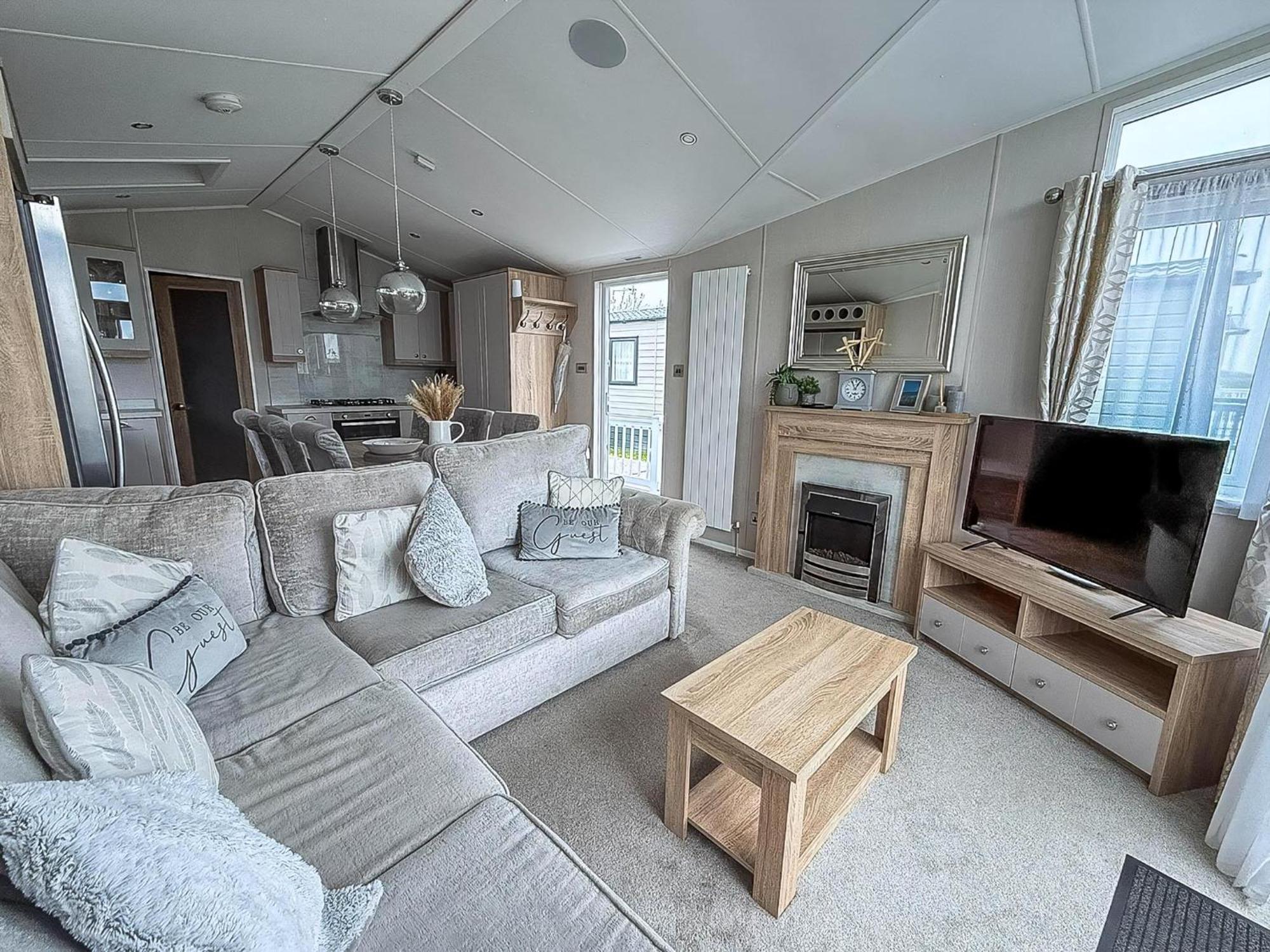 Beautiful Lodge With Full Sea Views At Broadland Sands In Suffolk Ref 20235Bs Hopton on Sea Exterior foto